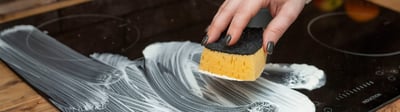 Homogenising CMC thickening agents and different mineral powders into liquid